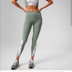 Sports bra& leggings Tuckernuck 🌿 matching workout set